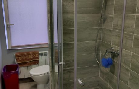 łazienka w hotelu pracowniczym
